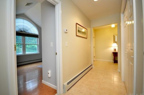 221 Marshall Phelps Rd, Windsor CT 06095-1743 exterior