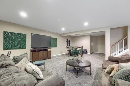 33 Cornwall Ln, Middletown NY 10940-5077 exterior