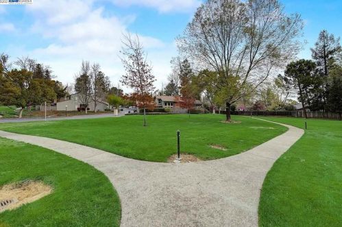 12 Rolling Grn Cir, Concord CA 94523-3265 exterior