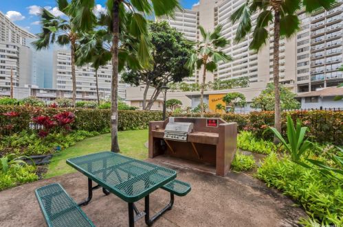 1820 Kaioo Dr, Honolulu HI 96815-1009 exterior
