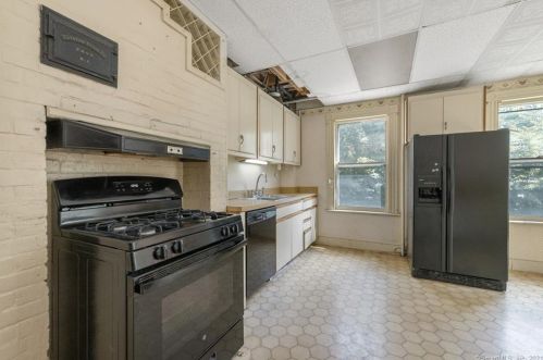 8 Un St, Milford CT 06460-4724 exterior