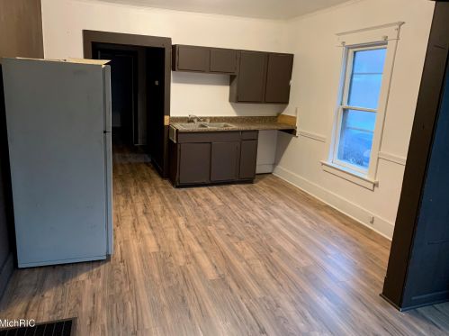 2513 Sanford St, Meskegon MI 49444-1445 exterior