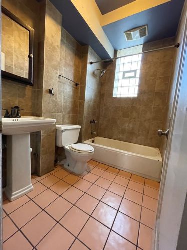 2420 Sawyer Ave, Chicago IL 60647-2541 exterior