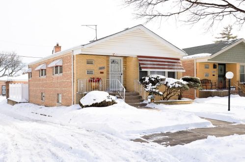 9315 Phillips Ave, Chicago, IL 60617-4044