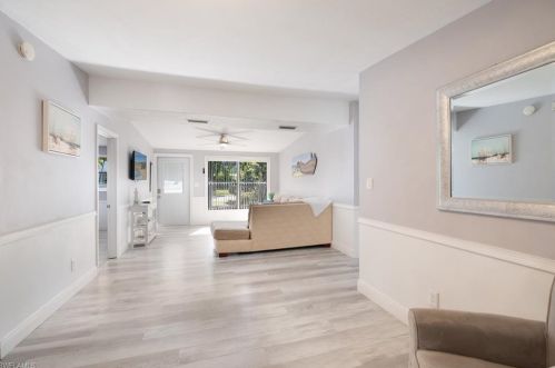 2047 Hbr Ln, Naples FL 34104-4218 exterior