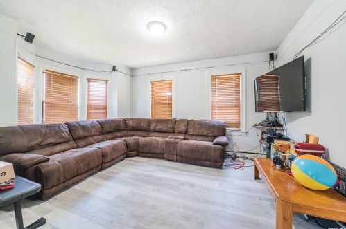 4028 Barnes Ave, Bronx NY 10466-4310 exterior