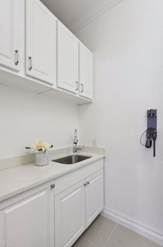 5811 Hidden Oaks Ln, Naples FL 34119-1140 exterior