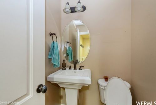 6352 Fish Lk Dr, Taylorsville UT 84081-5579 exterior