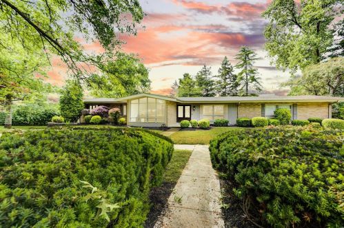 8 Dumbarton Dr, Saint Louis, MO 63132-4409