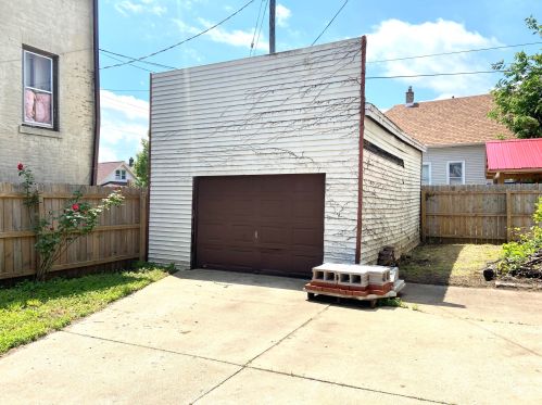 1985 Muskego Ave, Milwaukee WI 53204-3600 exterior