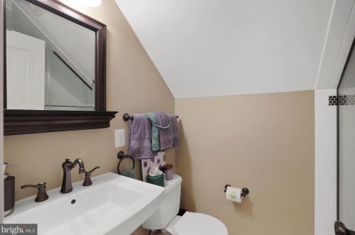 1008 Kimberwicke Rd, Mc Lean VA 22102-1328 exterior