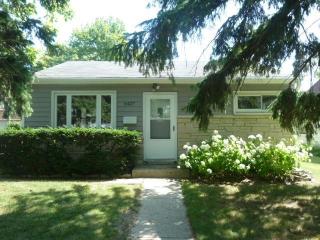 6427 Verona Ct, Milwaukee WI  53219-4256 exterior