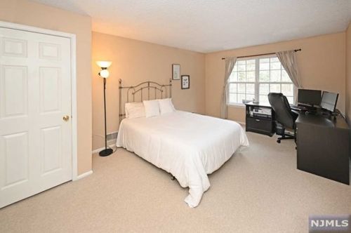 1422 York St, Mahwah NJ 07430-3268 exterior