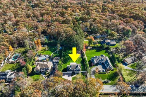 10 Buttonwood Dr, Huntington Station NY 11746-4803 exterior