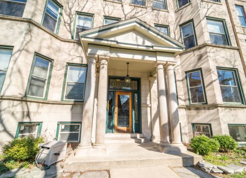 4521 Dover St, Chicago, IL 60640-6296