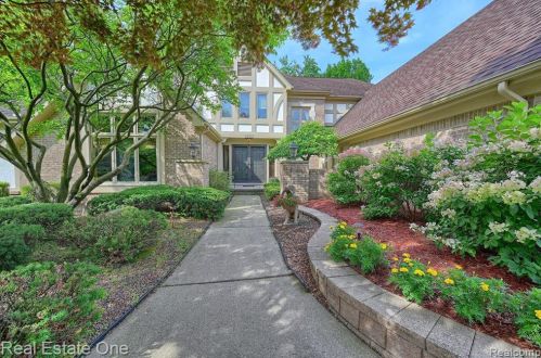 1603 Stony Creek Dr, Rochester, MI 48307-1782