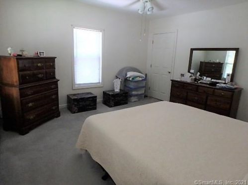 47 Maple St, Manchester CT 06040-5527 exterior