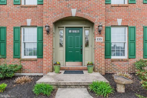 135 Graystone Dr, Hummelstown, PA 17036-2702