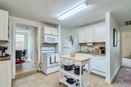 1307 Cesar Chavez St, Austin TX 78702-4403 exterior