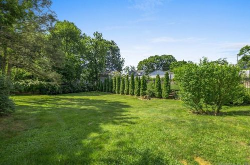 8 Un St, Milford CT 06460-4724 exterior