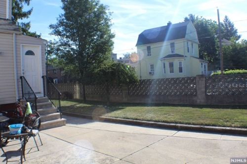 22 Forest Ave, Teaneck NJ 07666-5752 exterior