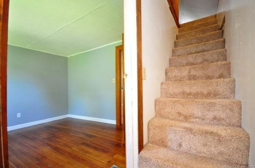 184 St, Windsor CT 06095-2412 exterior