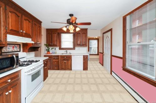 46 Glenwood St, Manchester CT  06040-6142 exterior