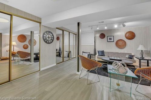 737 Kirts Blvd, Troy MI 48084-4863 exterior