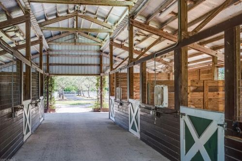 385 7 St, Naples FL 34117-2138 exterior