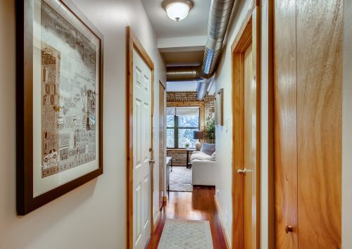 1255 Roscoe St, Chicago IL  60657-1423 exterior