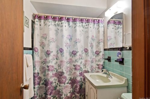 935 Lyman Ave, Peekskill NY 10566-1828 exterior