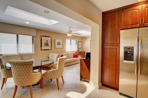 30 Gln Dr, Boynton Beach FL 33436-6208 exterior