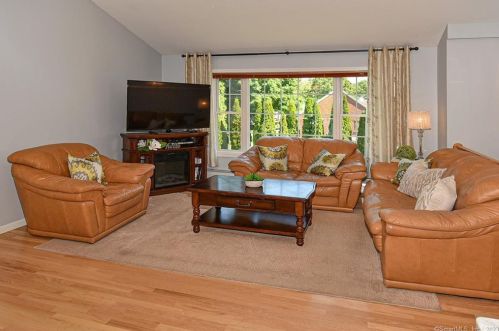 332 Frst St, Hartford CT 06118-2415 exterior