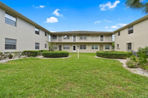 10 Lake Vista Trl, Fort Pierce FL  34952-6396 exterior