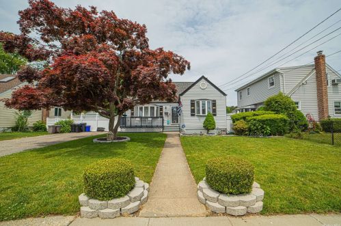 445 17th St, Babylon, NY 11704-2622