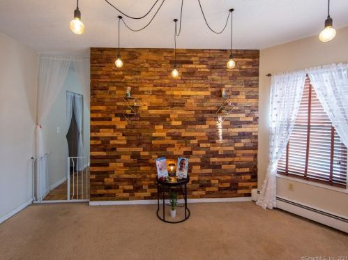 28 Hollister St, Manchester CT 06042-3532 exterior