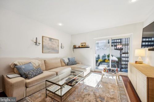 2210 Kater St, Philadelphia PA 19146-1139 exterior