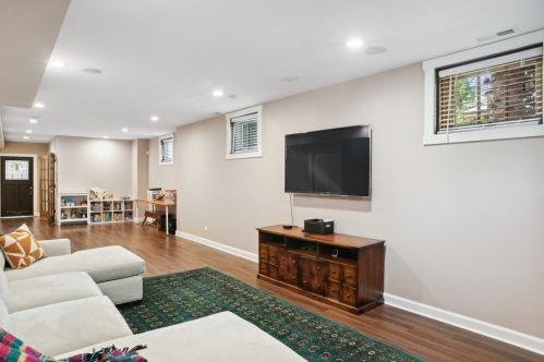 2955 Sunnyside Ave, Chicago IL 60630-3923 exterior