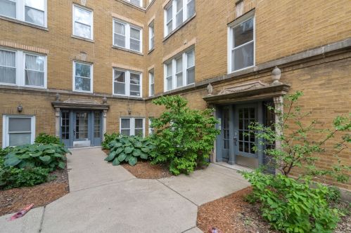 1432 Roscoe St, Chicago, IL 60657-1330