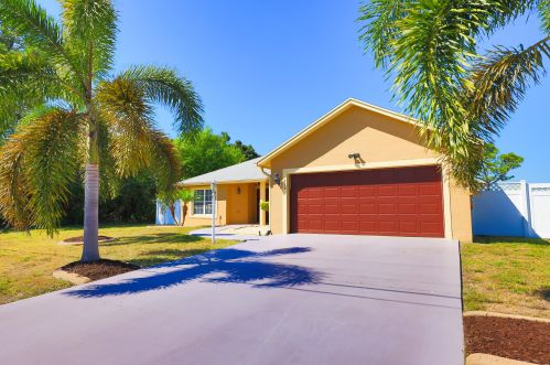 533 Cherryhill Rd, Fort Pierce FL  34953-6222 exterior