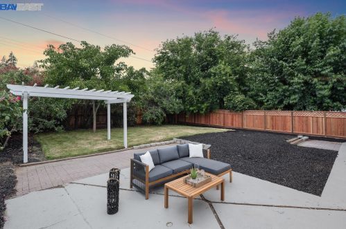 1143 Carey Dr, Concord CA 94520-4337 exterior