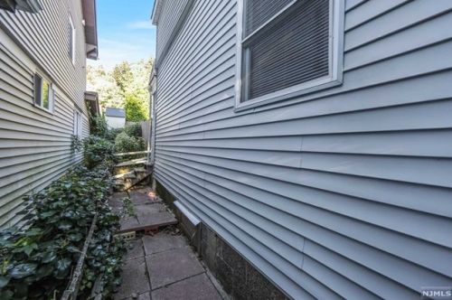 18 Valley Pl, Edgewater NJ  07020-1312 exterior