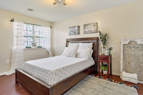 104 Mermaid Ln, Bronx, NY 10473-2467