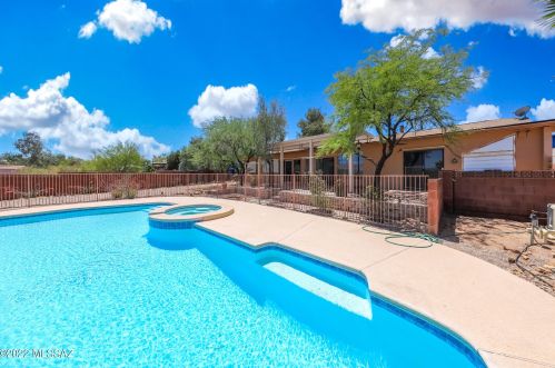 5242 Calle Montuoso, Tucson AZ 85745-9529 exterior
