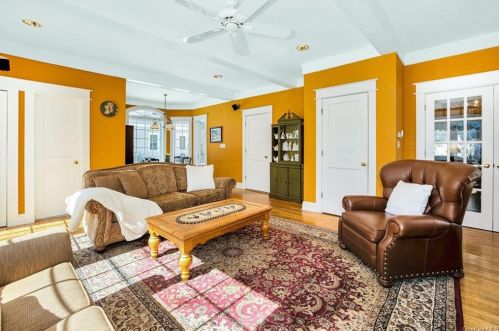 8 Oak Rd, Briarcliff NY 10510-2327 exterior