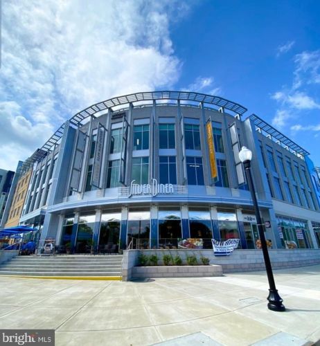 3242 28th St, Alexandria VA 22302-1325 exterior