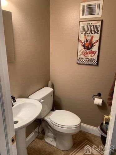 36 Mitchell Ave, Piscataway NJ 08854-5566 exterior