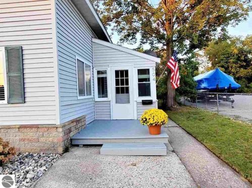 504 Chestnut St, Grayling, MI 49738-1626