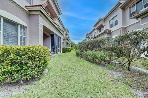 99 Nottingham Pl, Boynton Beach FL 33426-8428 exterior