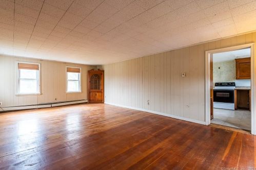 1075 Poquonock Ave, Windsor CT 06095-1234 exterior